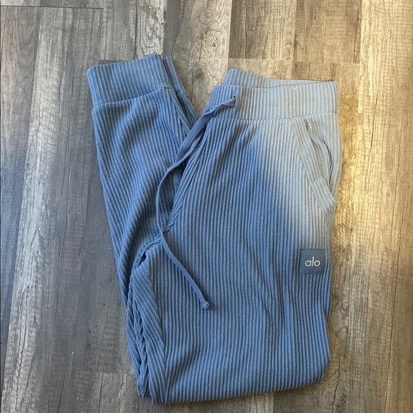 ALO yoga
Muse Sweatpant - Picture 2 of 5